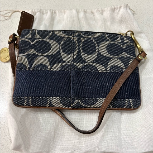 Coach Corner zip wristlet in signature denim & vachetta leather with dusty - Picture 2 of 3